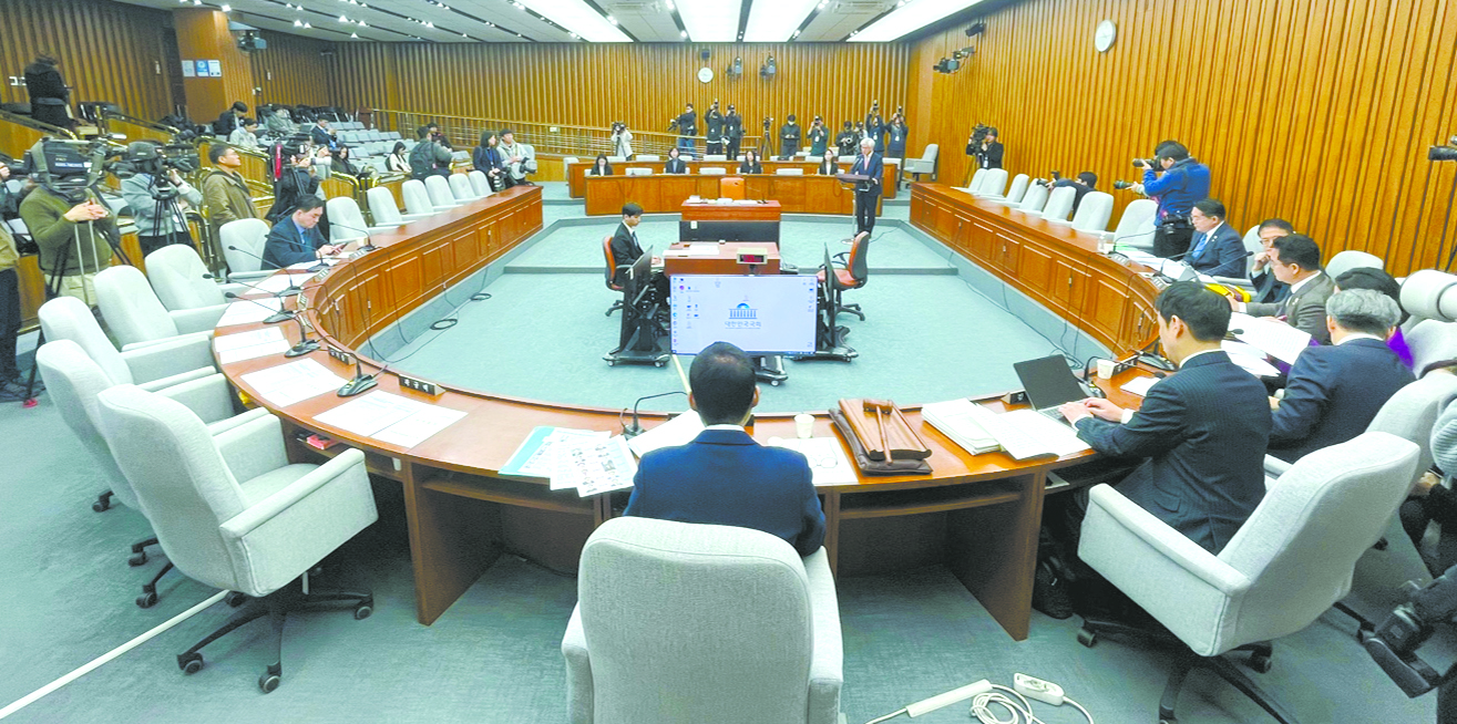 23日，韩国国会就宪法法院法官候选人召开人事听证会，执政党议员缺席。（视觉中国）