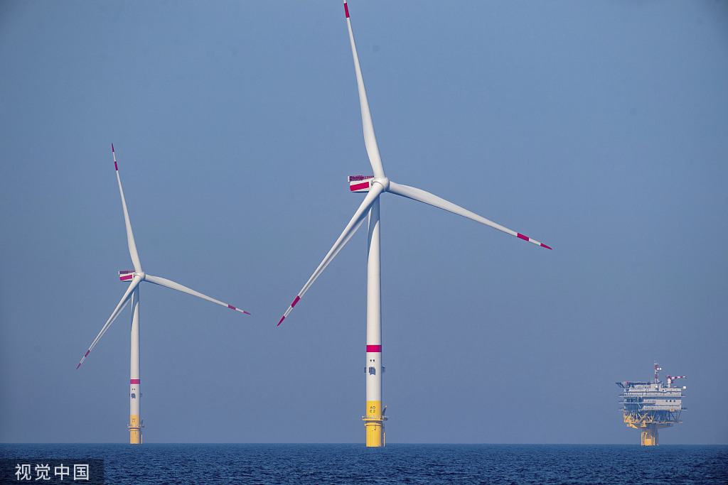 德国梅克伦堡-前波莫瑞州萨斯尼茨,海上风力发电机位于波罗的海R'gen岛附近的Arcadis Ost 1风电场。(视觉中国)