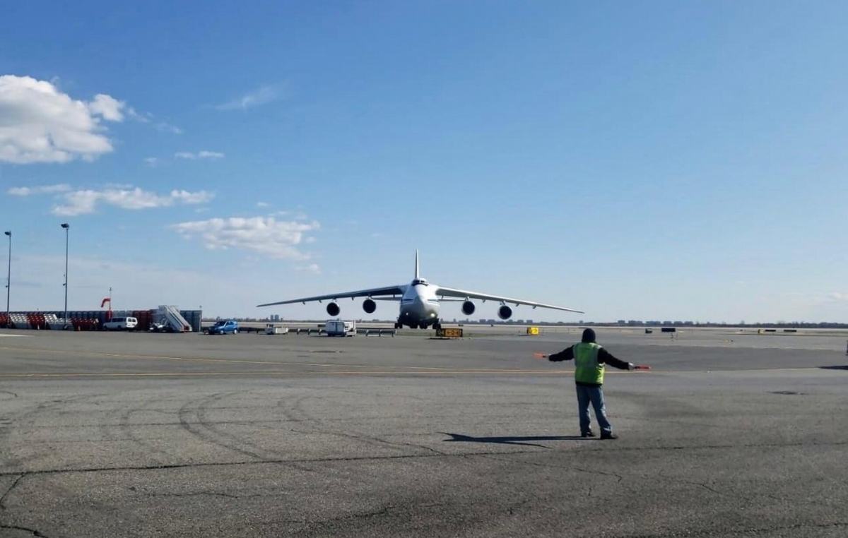 俄罗斯军方的安-124运输机抵达纽约肯尼迪国际机场