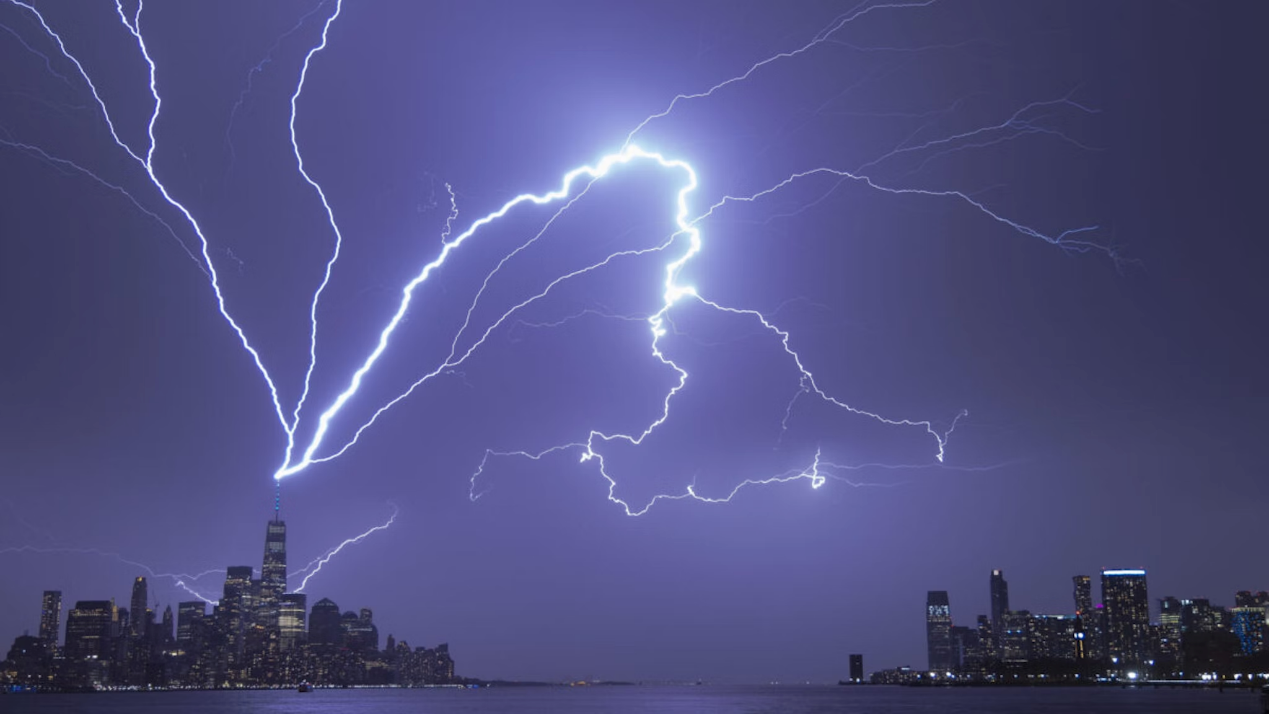 当地时间4月1日晚，闪电击中世界贸易中心一号楼的瞬间。图源：《每日连线》报道配图