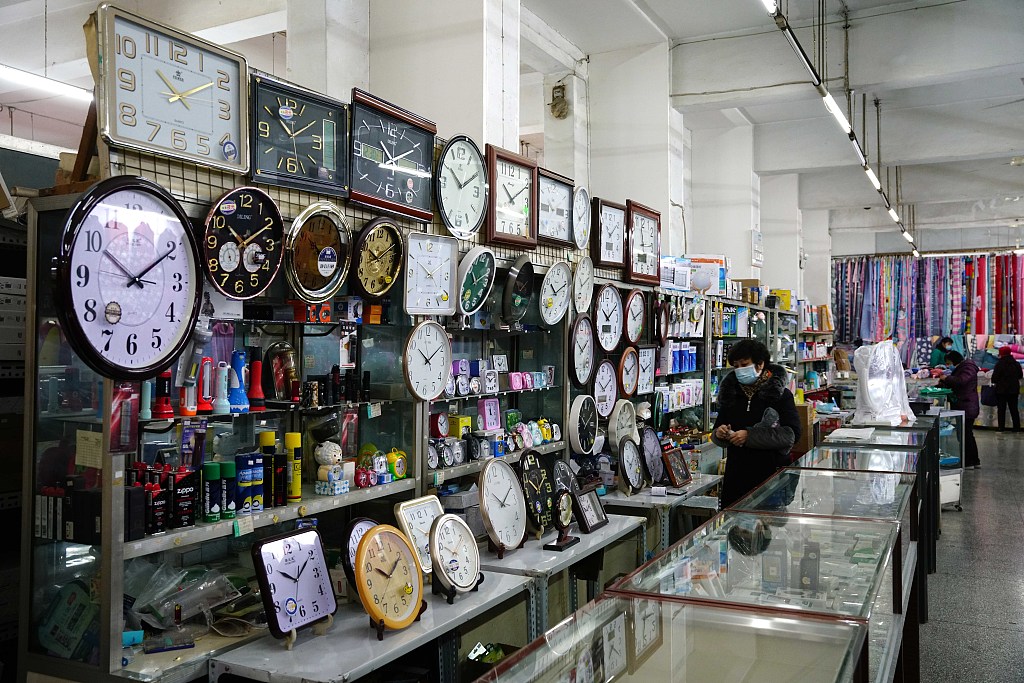 西安60多岁老百货商场走红保留老式柜台算盘结账