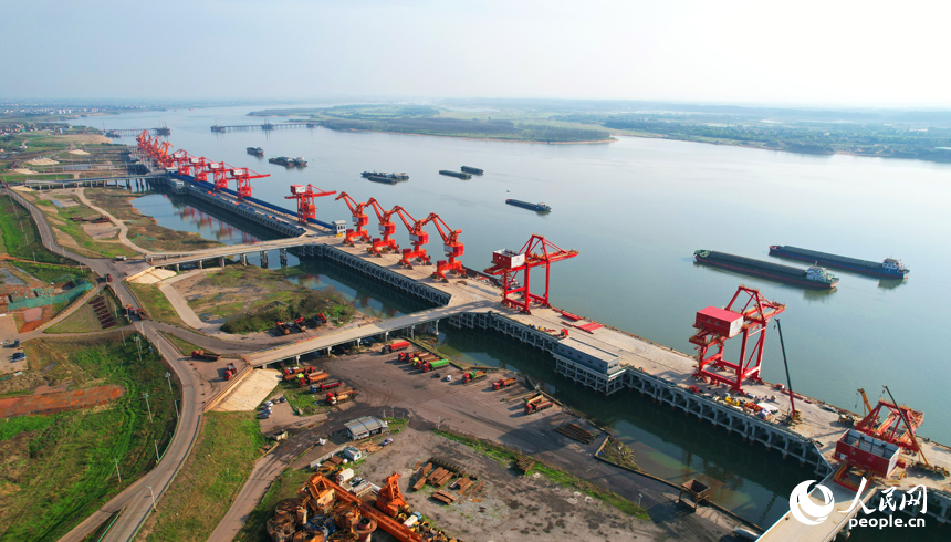 江西南昌内河港口码头作业忙