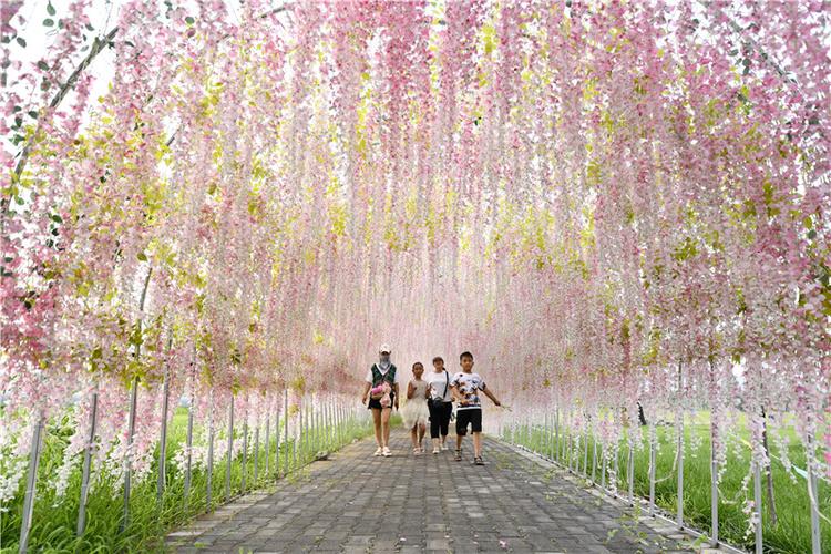 7月21日,游客在金岭矿山传奇景区内游览。 新华社记者 牟宇 摄