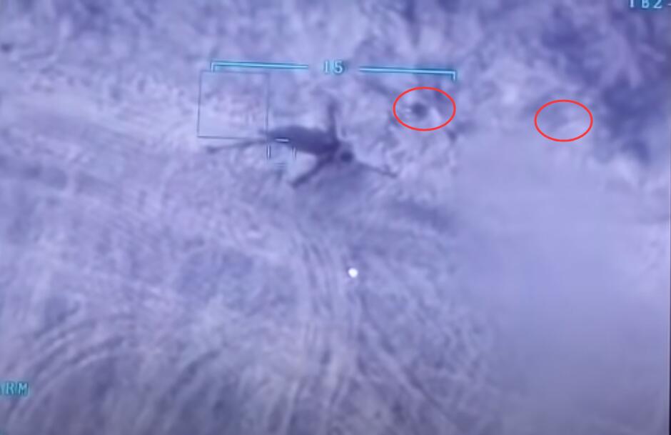 遭到乌克兰军方无人机空袭后，3名炮手迅速离开阵地。现场视频截图