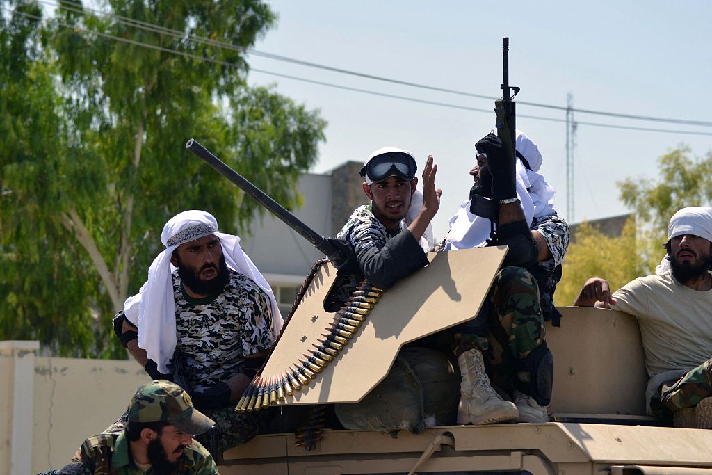 阿富汗塔利班举行阅兵展示缴获的武器