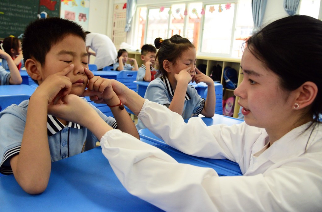 眼球模型讲解,眼保健操指导等形式,指导小学生学习爱眼护眼知识,从小