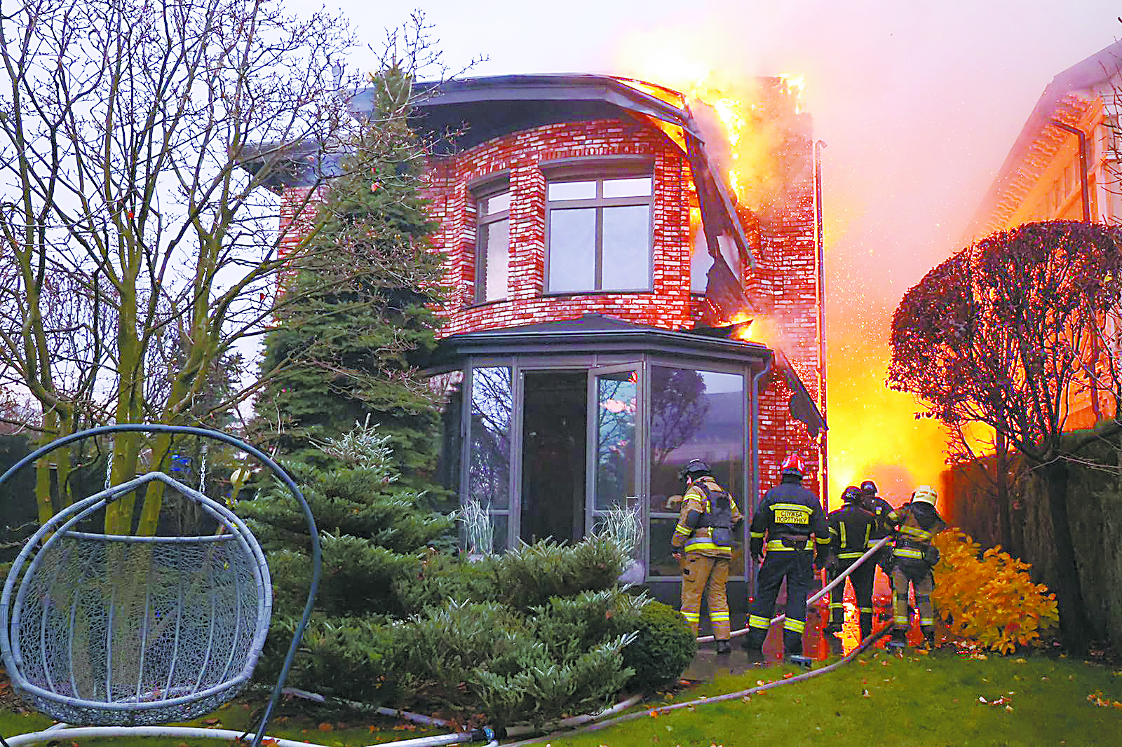 俄罗斯21日宣布当天对乌克兰第聂伯罗彼得罗夫斯克一处生产导弹的工业区进行了打击,在行动中测试了一款名为“榛树”的新型中程弹道导弹。图为乌克兰消防员正在空袭现场救援。(视觉中国)