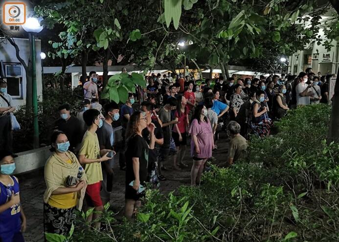 多人被疏散在楼下。图源：香港“东网”