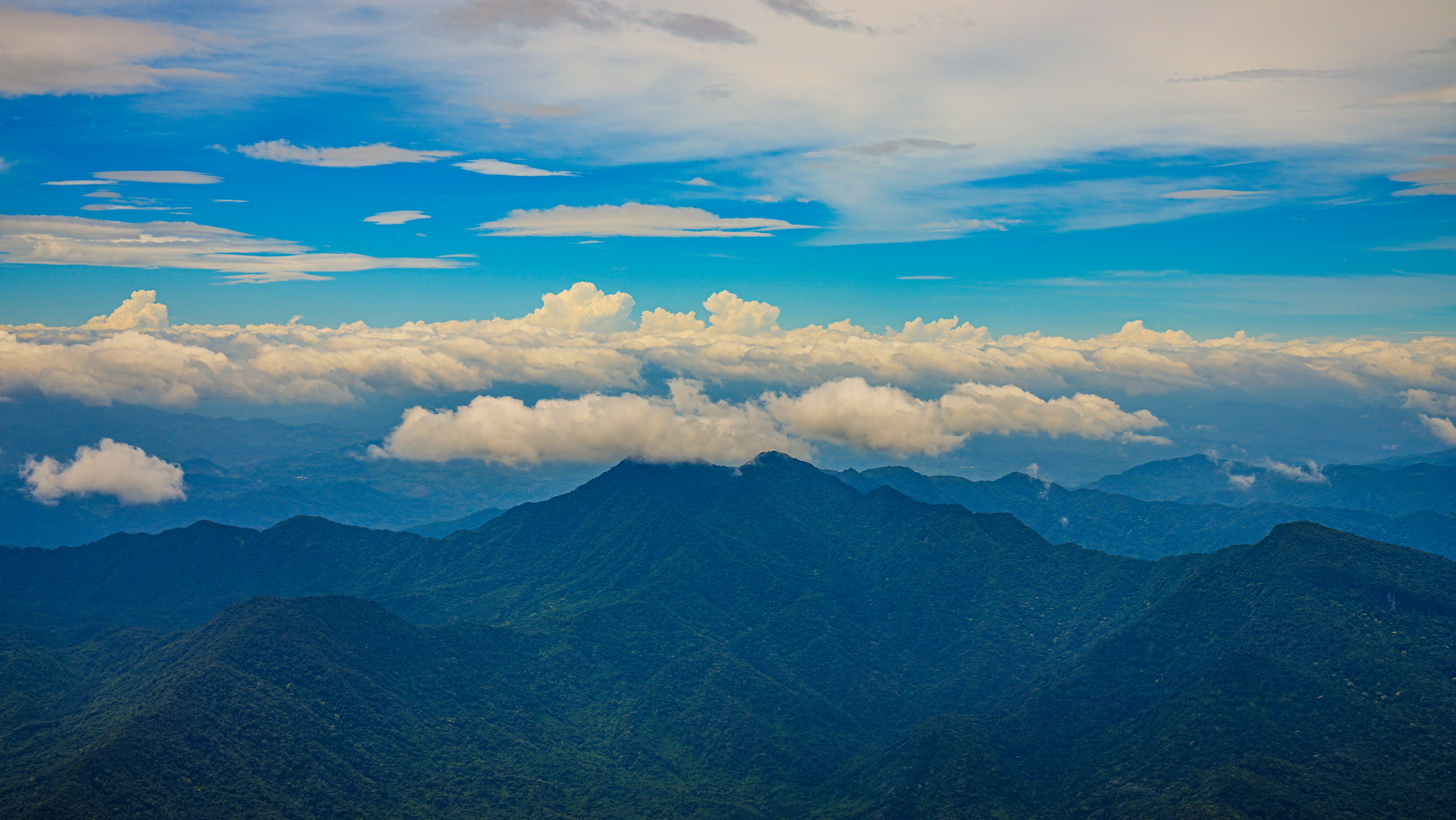 千米高空瞰海南国家热带雨林公园：霸王岭山脉美景