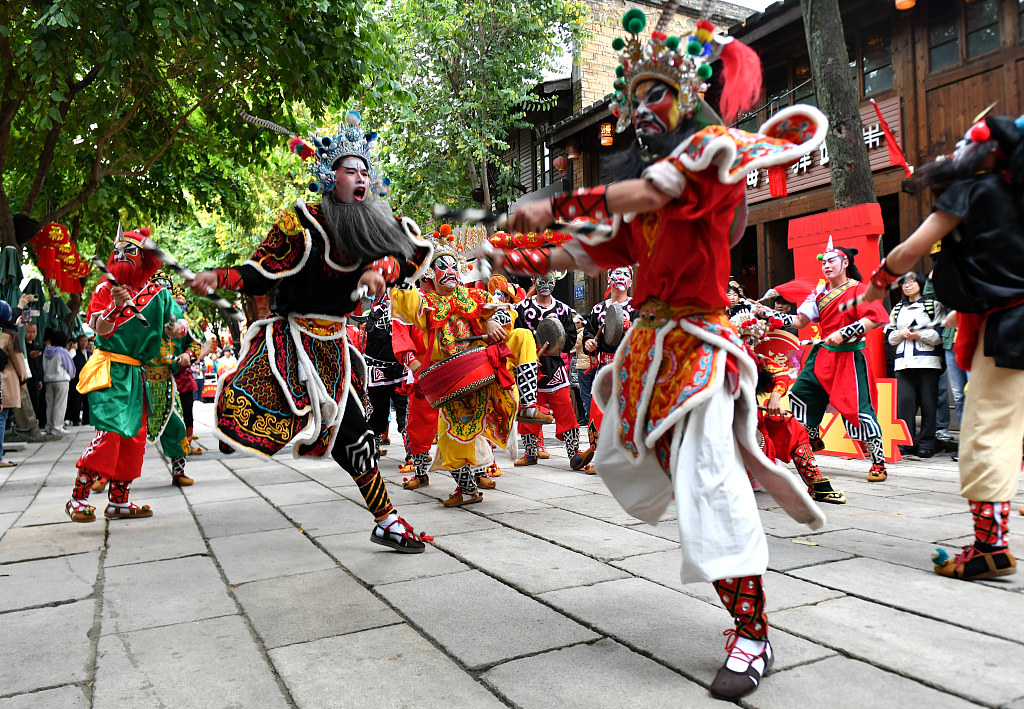 歌舞是一种常见于广东省潮汕地区的民间舞蹈,演员身穿丰富多彩的服装
