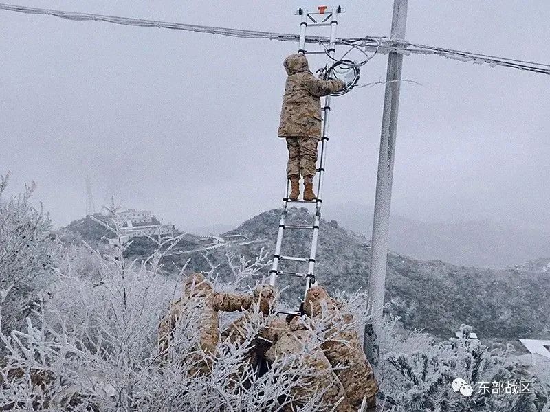 ▲冰冻天气，陈维炎维护线路 。