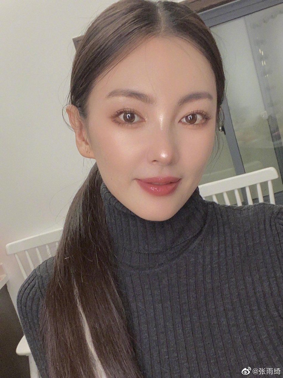 张雨绮晒怼脸自拍眼神温柔颜值超能打
