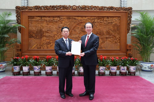 外交部礼宾司司长洪磊接受朝鲜新任驻华大使李龙男递交国书副本