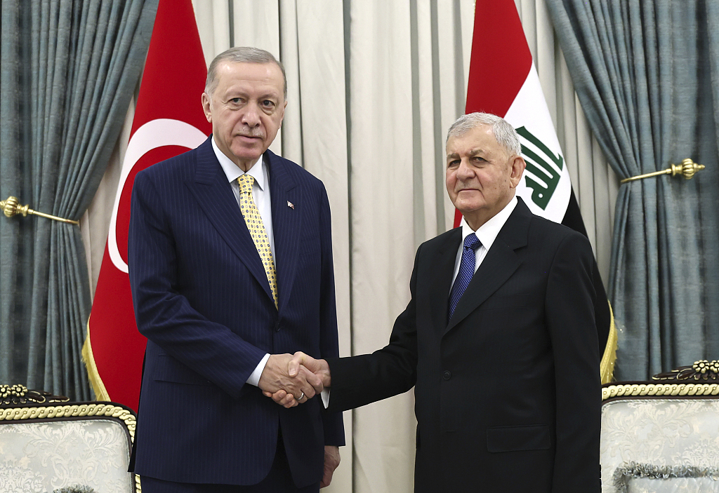 2024年4月22日,伊拉克巴格达,伊拉克总统拉希德(右)和土耳其总统埃尔