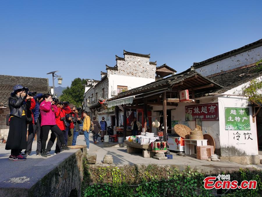 Photographers visit the Chaji village, Jingxian County, Xuancheng City, East China's Anhui Province, Nov. 9, 2002. (Photo: China News Service/Zhang Qiang)