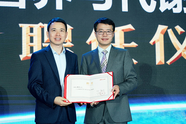 京东集团副总裁,京东健康ceo辛利军向陈伟主任颁发京东健康营养与代谢