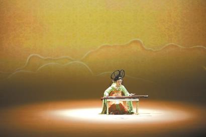 《丝路之乐·唐韵回响》音乐会上的古琴演奏,这场音乐会复原古代乐器