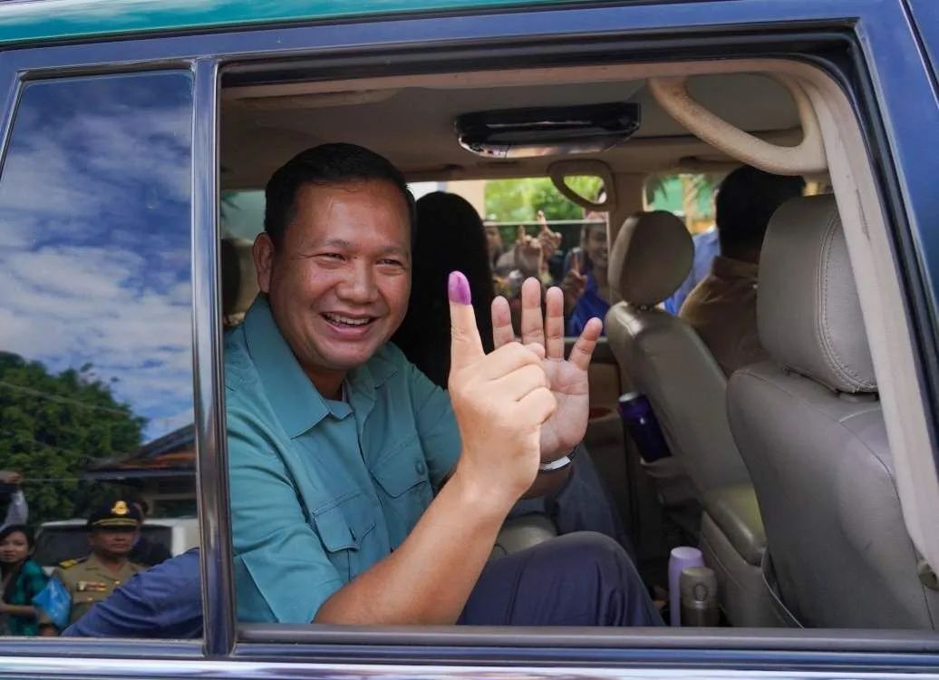 23日，柬埔寨金边，柬埔寨大选期间，柬埔寨王家陆军司令、首相洪森的长子洪马内将军在投票后伸出手指。（视觉中国）