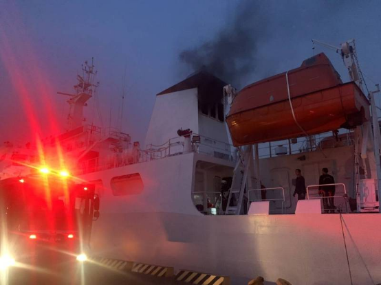 台“海巡署”“巡護七號”巡邏船船艙起火冒煙。 圖自台媒