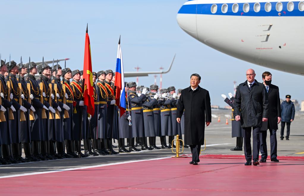 俄方在机场举行隆重迎宾仪式。军乐团奏中俄两国国歌。这是习近平检阅俄罗斯三军仪仗队并观看分列式。新华社记者 谢环驰 摄