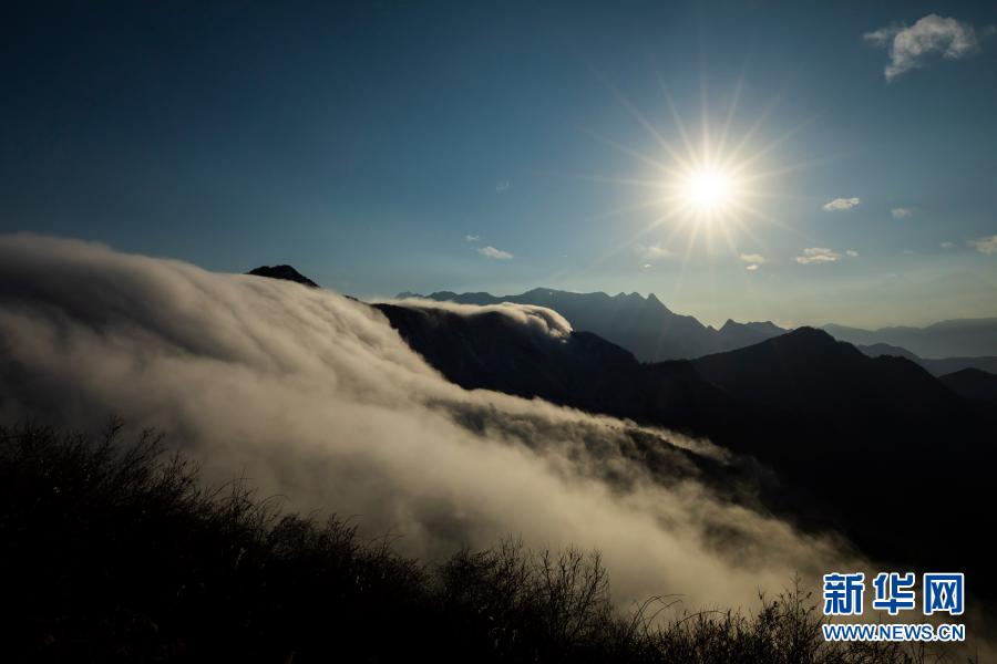 这是2021年1月1日在四川牛背山拍摄的山峦与云海.