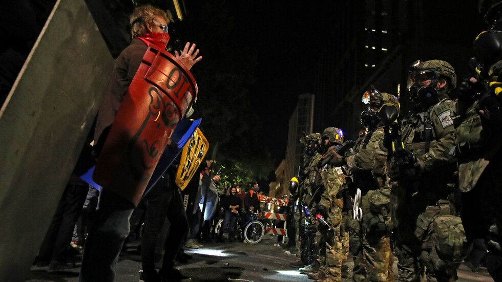 波特兰反警暴游行变骚乱,美国司法部长怒斥:暴徒!