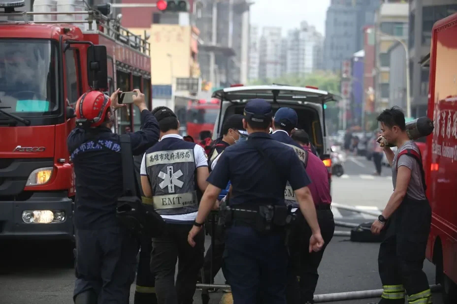 消防人员进行救援(图源:台湾《联合报》)