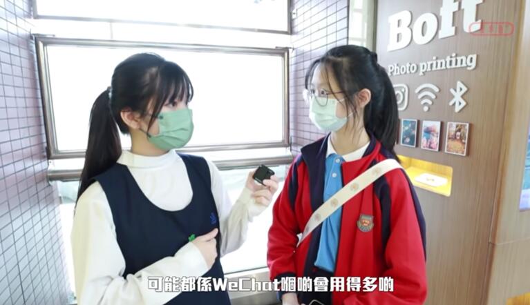 香港学生接受街访（图片来源：香港新闻网）