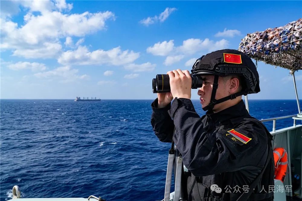 ▲护航期间，特战队员正在警戒瞭望