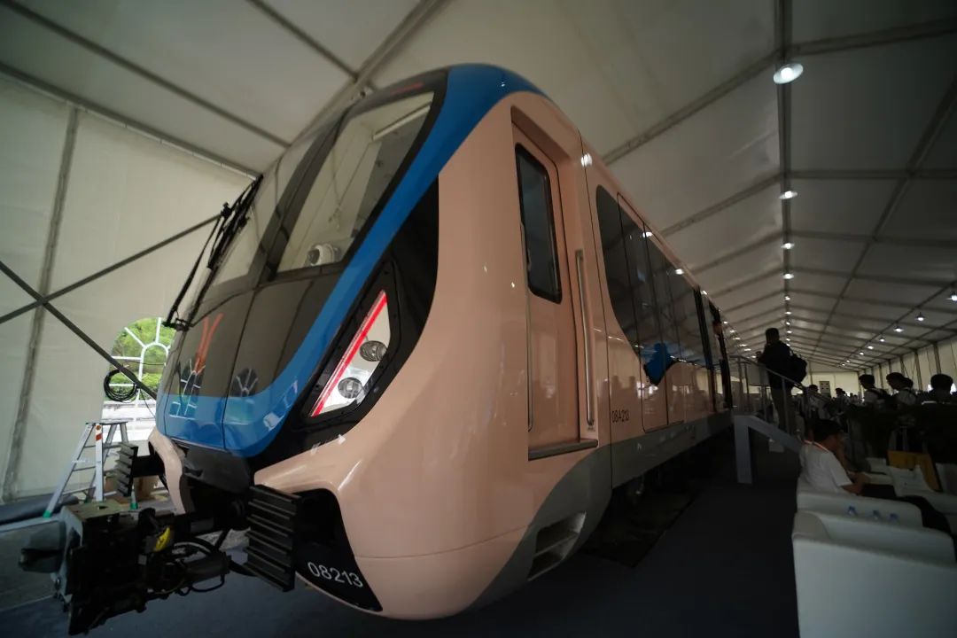全面采用中国标准国内首列时速80公里a型地铁列车亮相