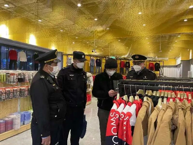 民警会同市场监管部门执法人员对服装店铺开展联合执法检查