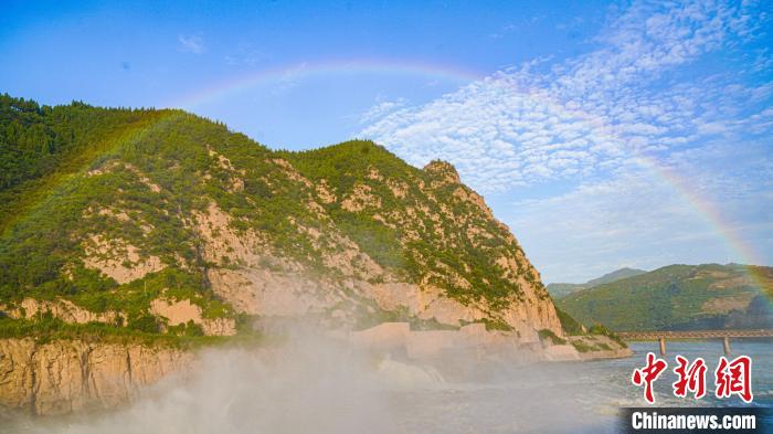 三门峡水利枢纽出现水雾彩虹。 张晗璐 摄