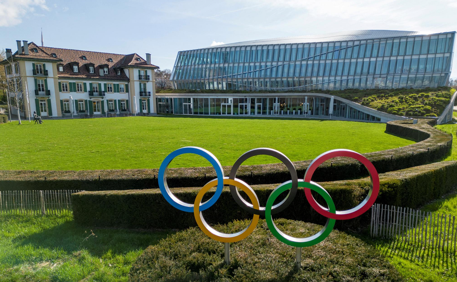 当地时间3月28日，在瑞士洛桑举行的国际奥委会执行委员会会议期间，国际奥委会总部奥林匹克之家前的奥运五环 图源：外媒