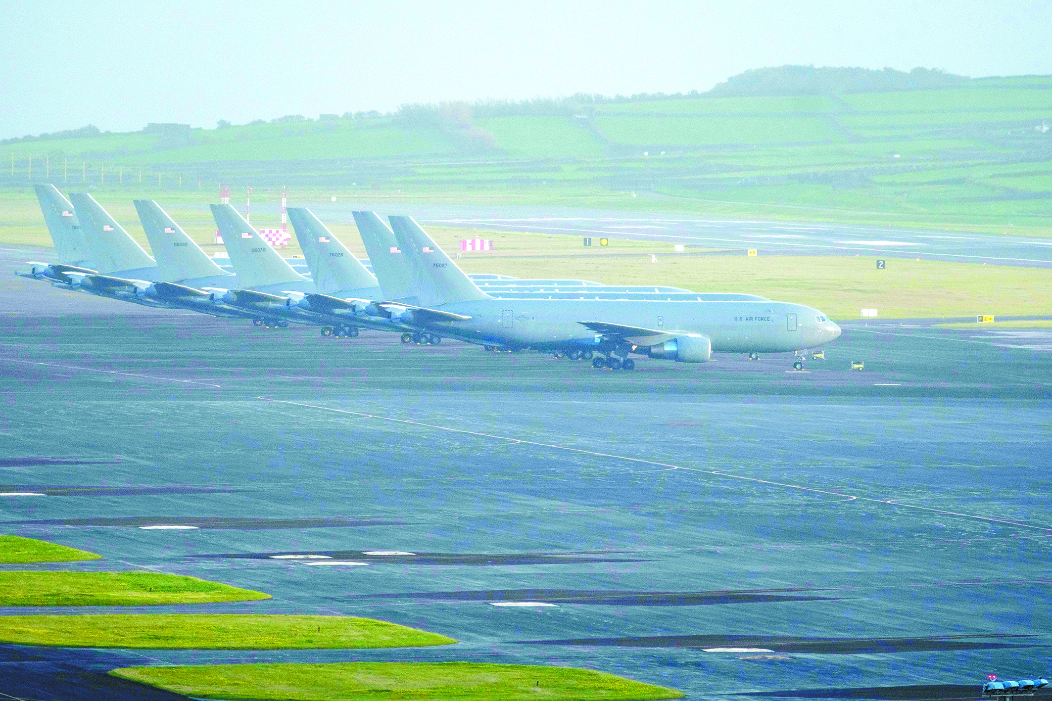 23日，多架美国军机停在葡萄牙拉日什空军基地。在与伊朗关系紧张的局势下，美国加强了对该基地的使用。 （视觉中国）