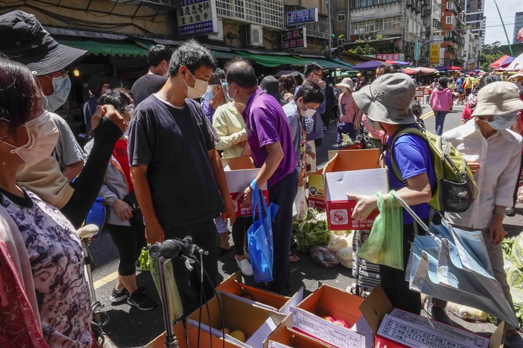 买菜市民为了抢购蔬果,大家挤成一团