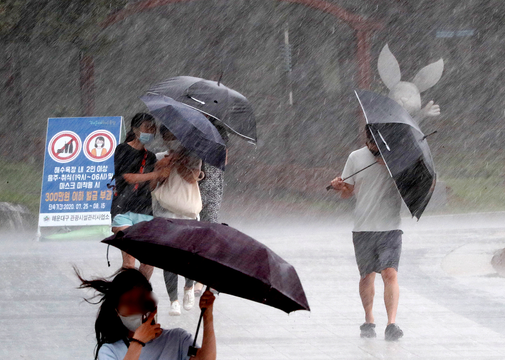 韩国连日暴雨又遭台风侵袭行人雨中凌乱