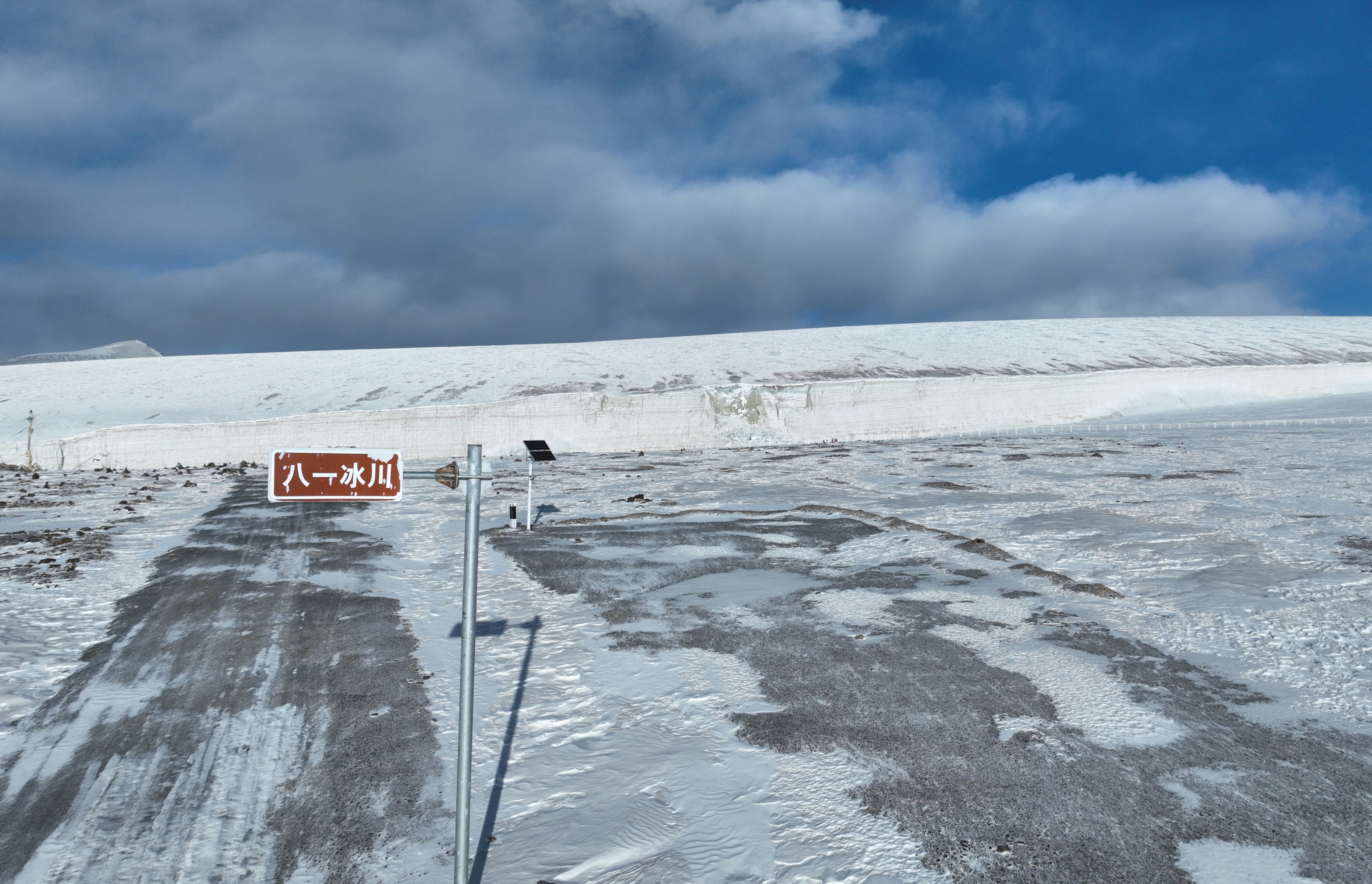 航拍青海祁连八一冰川