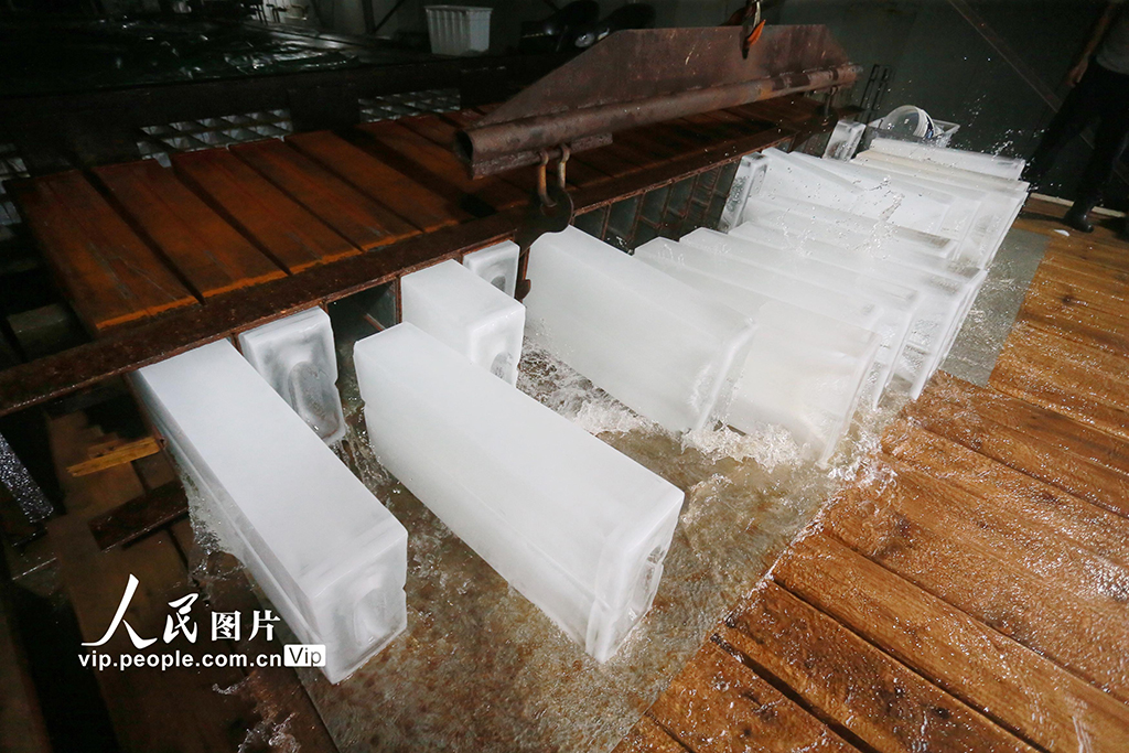江苏扬州:夏日制冰忙