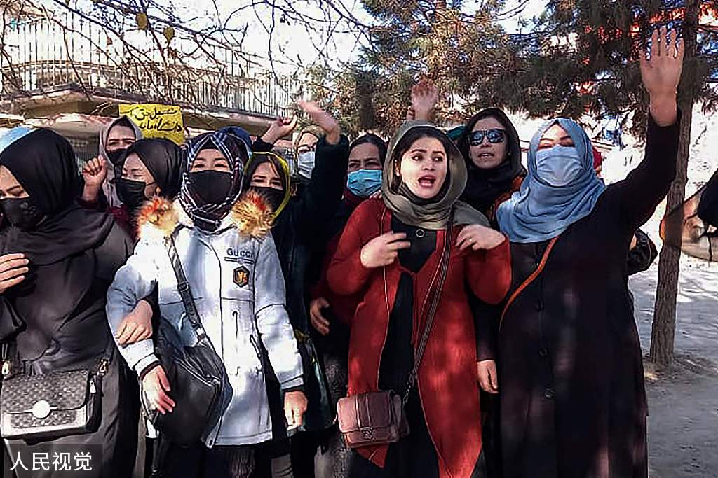 12月22日，阿富汗女性对教育禁令表示抗议。（视觉中国）
