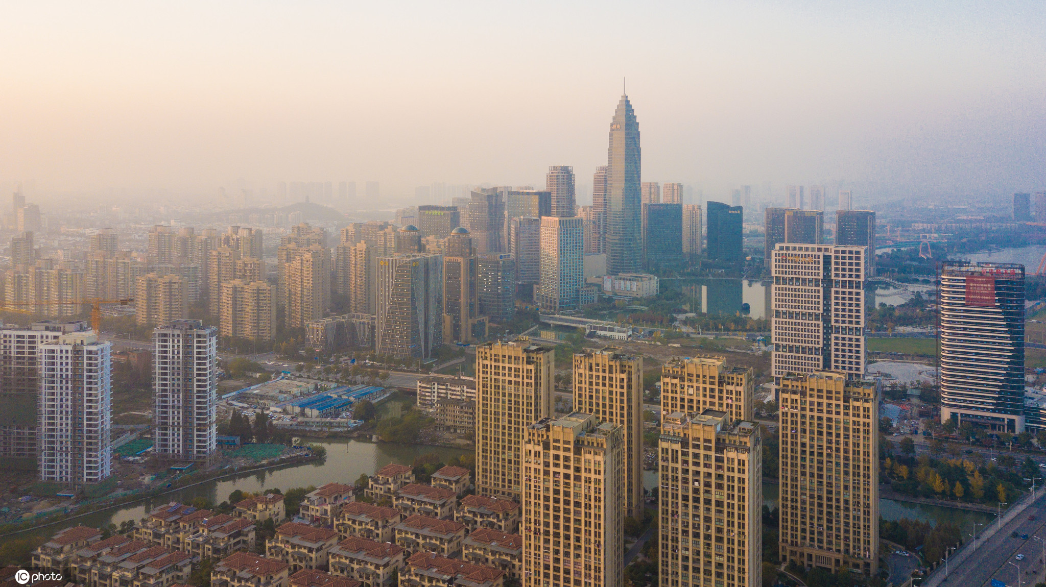 资料图:浙江绍兴,现代化的市中心秋意浓浓,夜景迷人,图为日落时分的