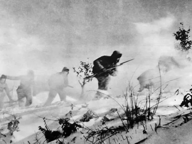 志愿军战士们冒着炮火和风雪追击敌人长津湖战役中,中国人民志愿军第