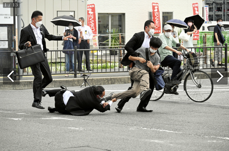 日本警察逮捕枪杀前首相安倍晋三的嫌疑人现场画面。