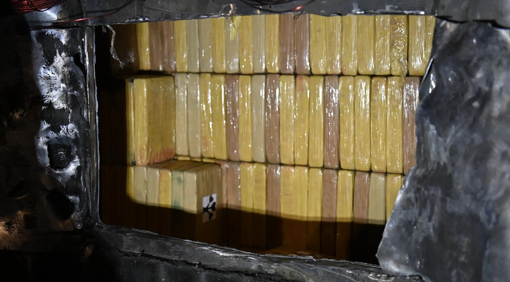 △荷兰海关人员在一批货物中发现了藏匿的可卡因包裹