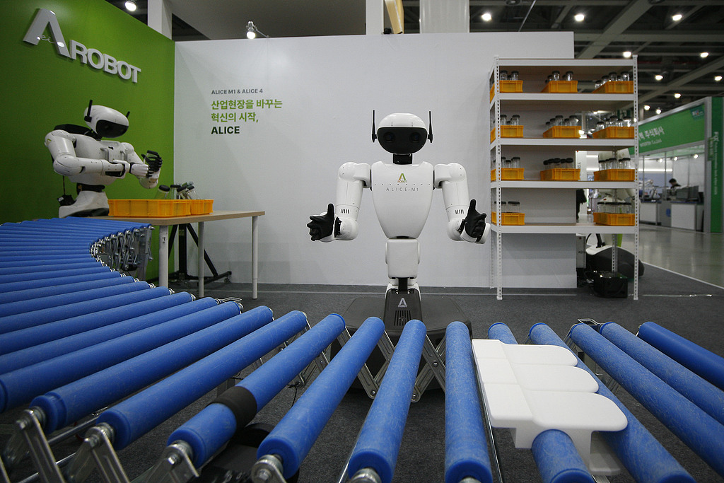 10月24日,韩国一款应用AI技术的人形机器人亮相韩国2025未来创新科技博览会。(视觉中国)