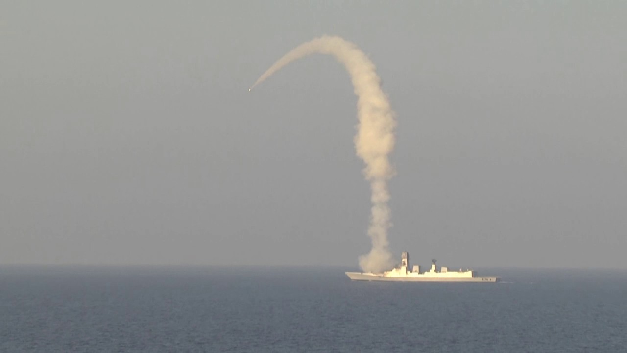 印度国产加尔各答级驱逐舰试射“布拉莫斯”导弹
