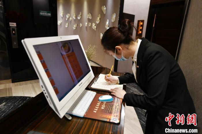 酒店工作人员接听预订年夜饭电话. 张瑶 摄