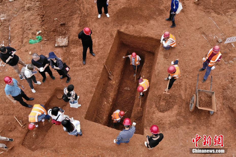 5月28日,考古人员正在湖南省地质中学一在建项目工地进行考古勘探及
