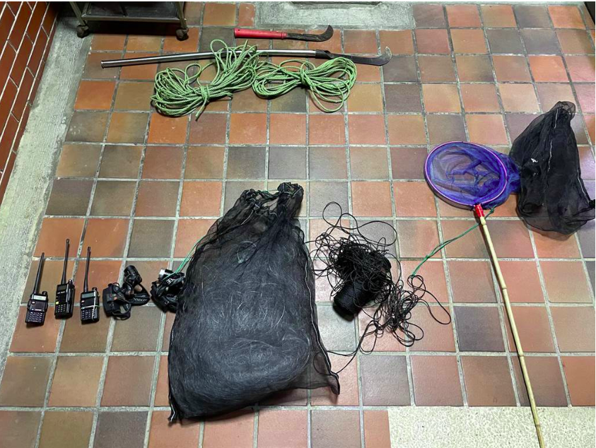 台北警方去年11月起获的“掳鸽勒赎集团”犯罪工具。图自“中时新闻网”