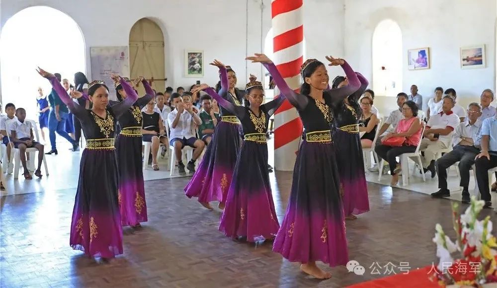▲马达加斯加华侨学校学生表演新疆舞蹈。王远方 摄