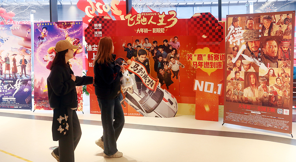 23日上海某影院内,春节档电影海报吸引影迷。 (视觉中国)
